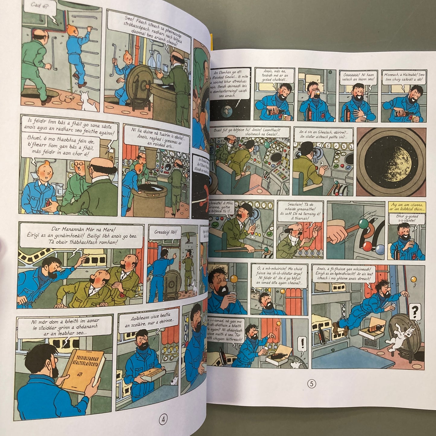 Eachtraí Tintin: Ar Dhromchla na Gealaí