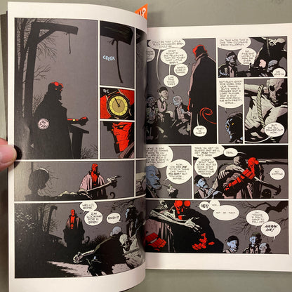 Hellboy, Volume 3: The Chained Coffin and Others